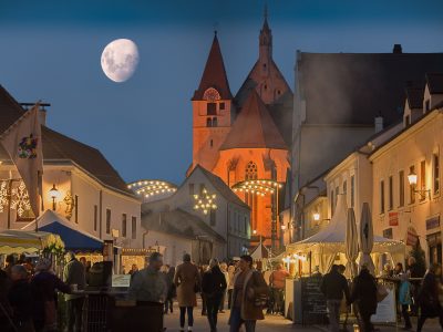 Adventmarkt_Ansicht Pfarrkirche_Markt Nacht_©Jarmer Margarete (2)