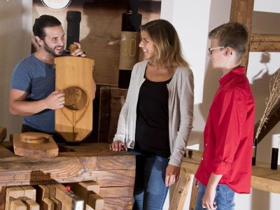 k-Gilli Mühle_Georg Gilli_aÖ Iss Dialekt_Frau_Kind_Führung_Erklärung_©Jarmer Margarete (2)